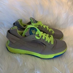 Women’s huarache nike sneakers 6.5